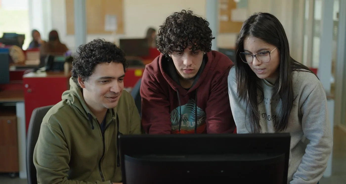 Becarios estudiando frente a una computadora en la UTEC