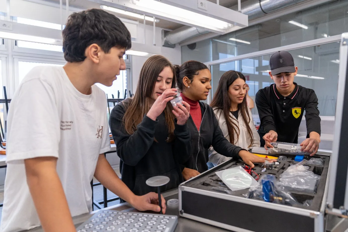 Estudiantes en un laboratorio de la UTU