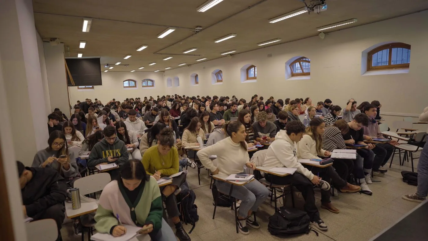 Estudiantes en un salón de clase de la UDELAR