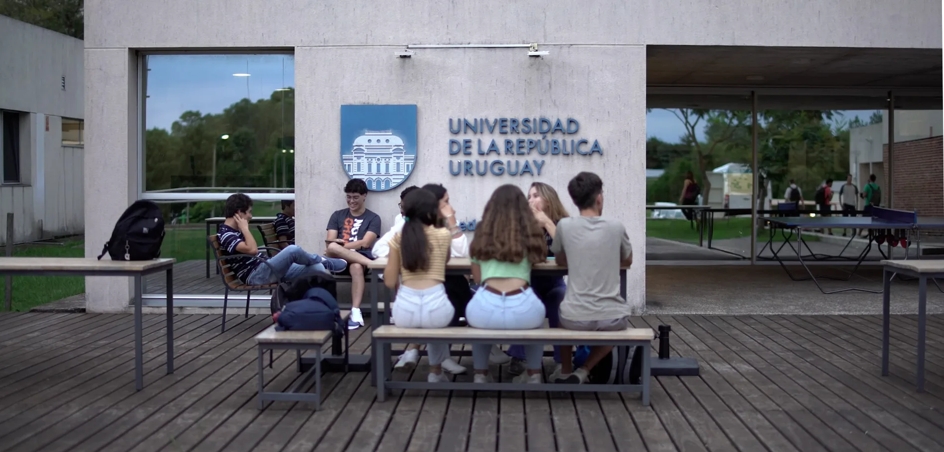 Estudiantes frente a la UDELAR