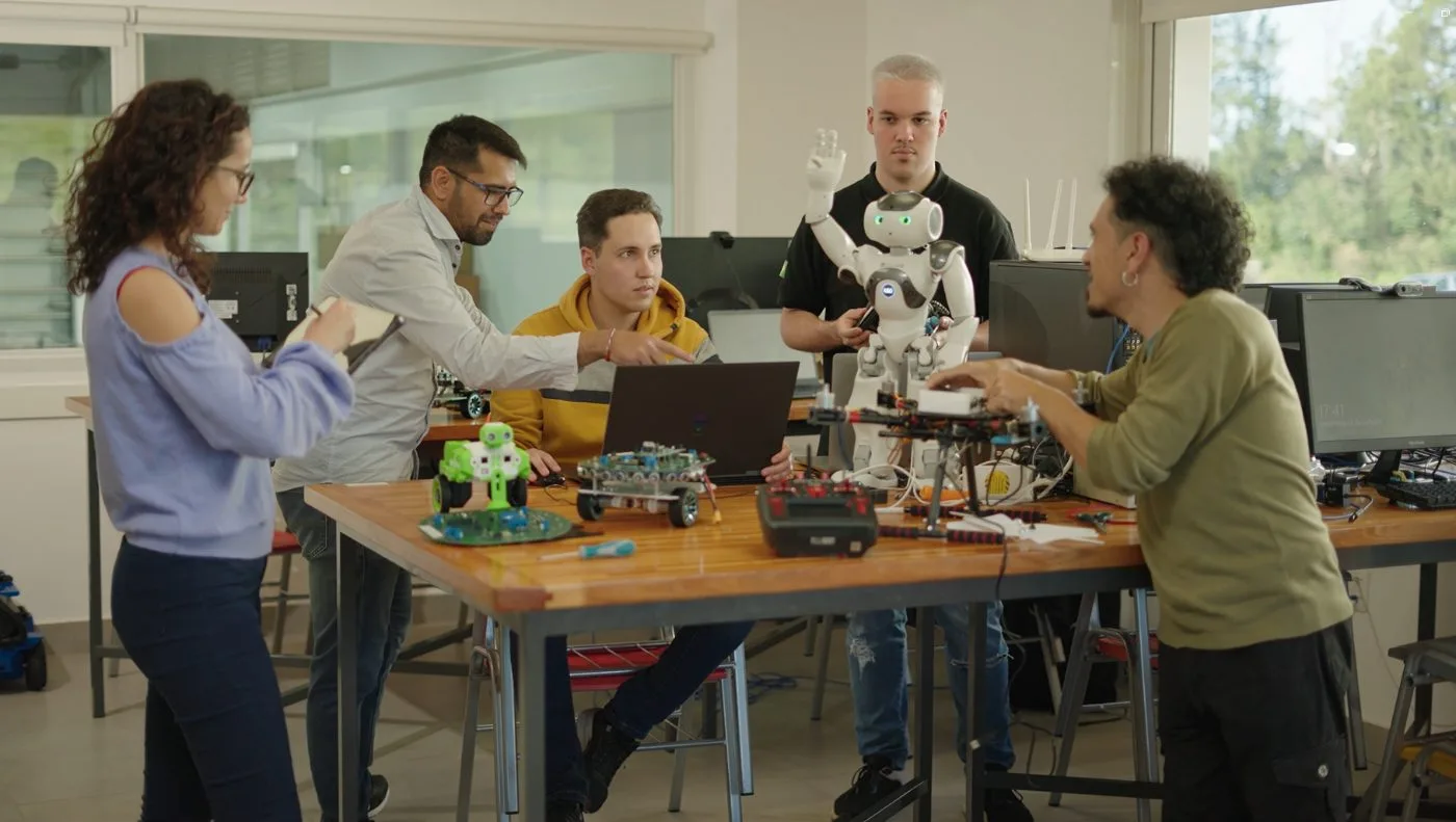 Estudiantes trabajando con robótica en la UTEC